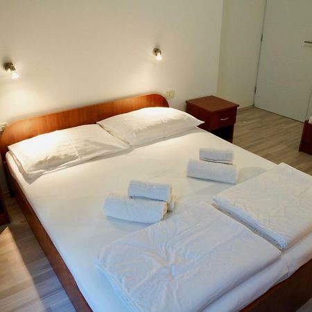 קרק Sesar Apartments Krk - No. 1 Iva מראה חיצוני תמונה